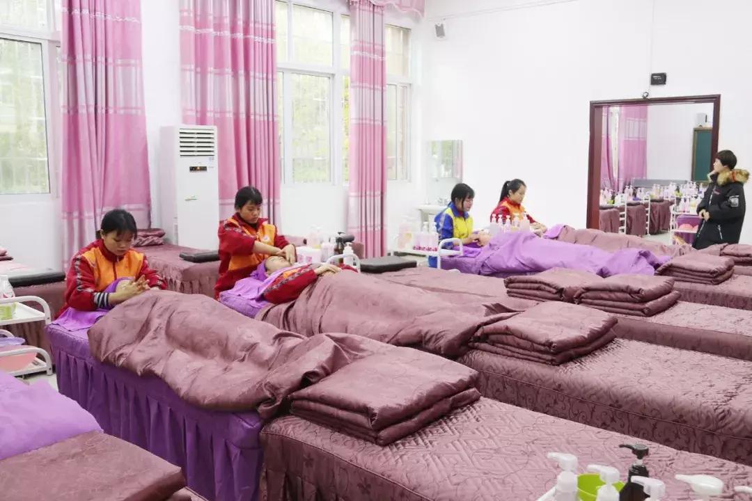 厉害了我们的新时代内容简介,松桃中等职业学校