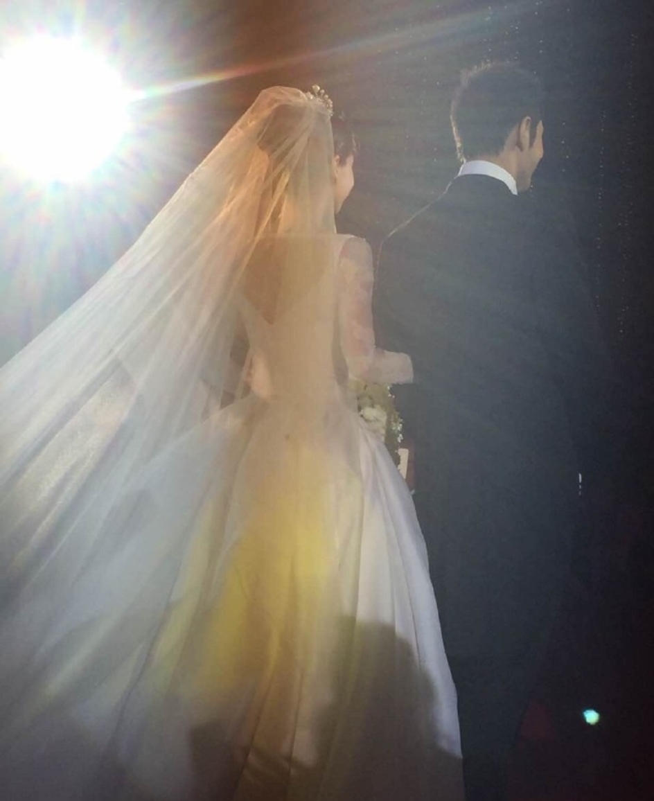 昆凌和唐嫣的婚纱哪个更好看,明星婚纱郭碧婷