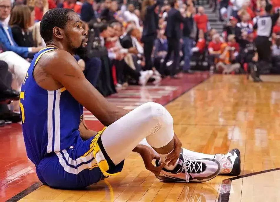 杜兰特的脚是不是扁平足,杜兰特的脚大了一些