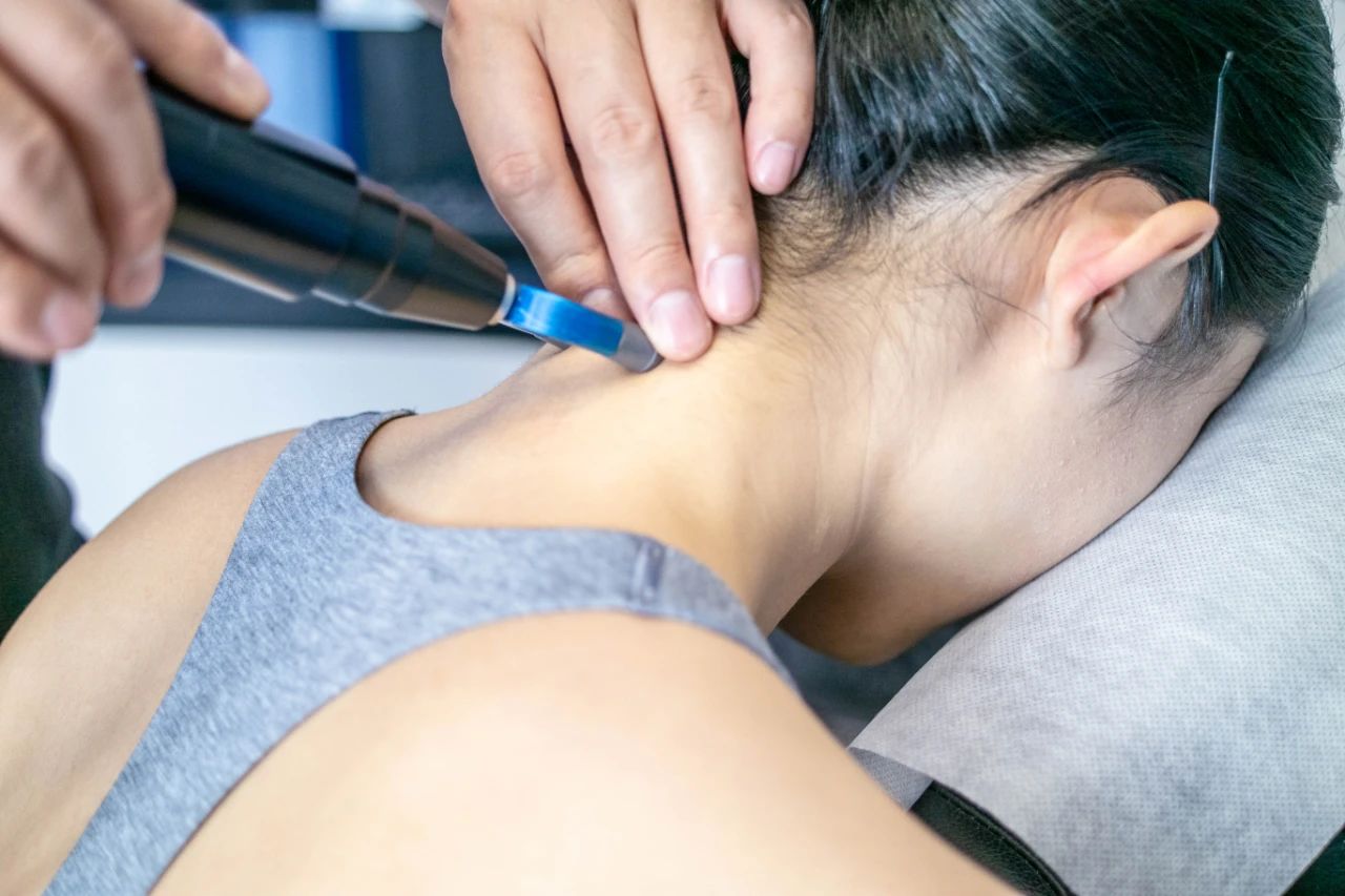 脑供血不足颈肩酸痛自我锻炼,颈肩酸痛吃双氯芬酸钠有效吗