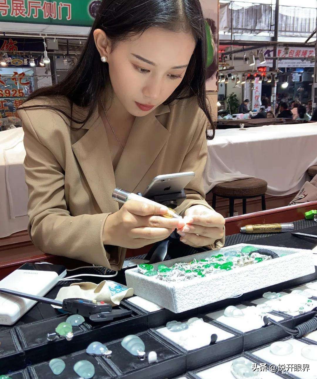 直播上卖翡翠便宜,直播的翡翠怎么那么便宜是真的吗