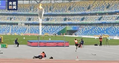 足球场上的飞速狂奔,足球狂奔全场