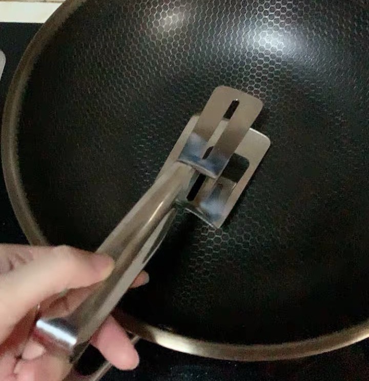 电锅不粘锅煎鸡蛋放油吗,鸡蛋怎样煎才能煎得完整两面金黄