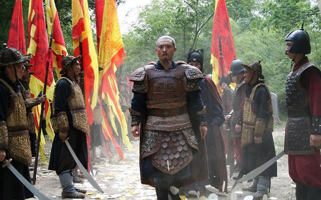 刽子手取笑囚犯怕死，囚犯：我饿了！刽子手大惊连忙跪道：您请