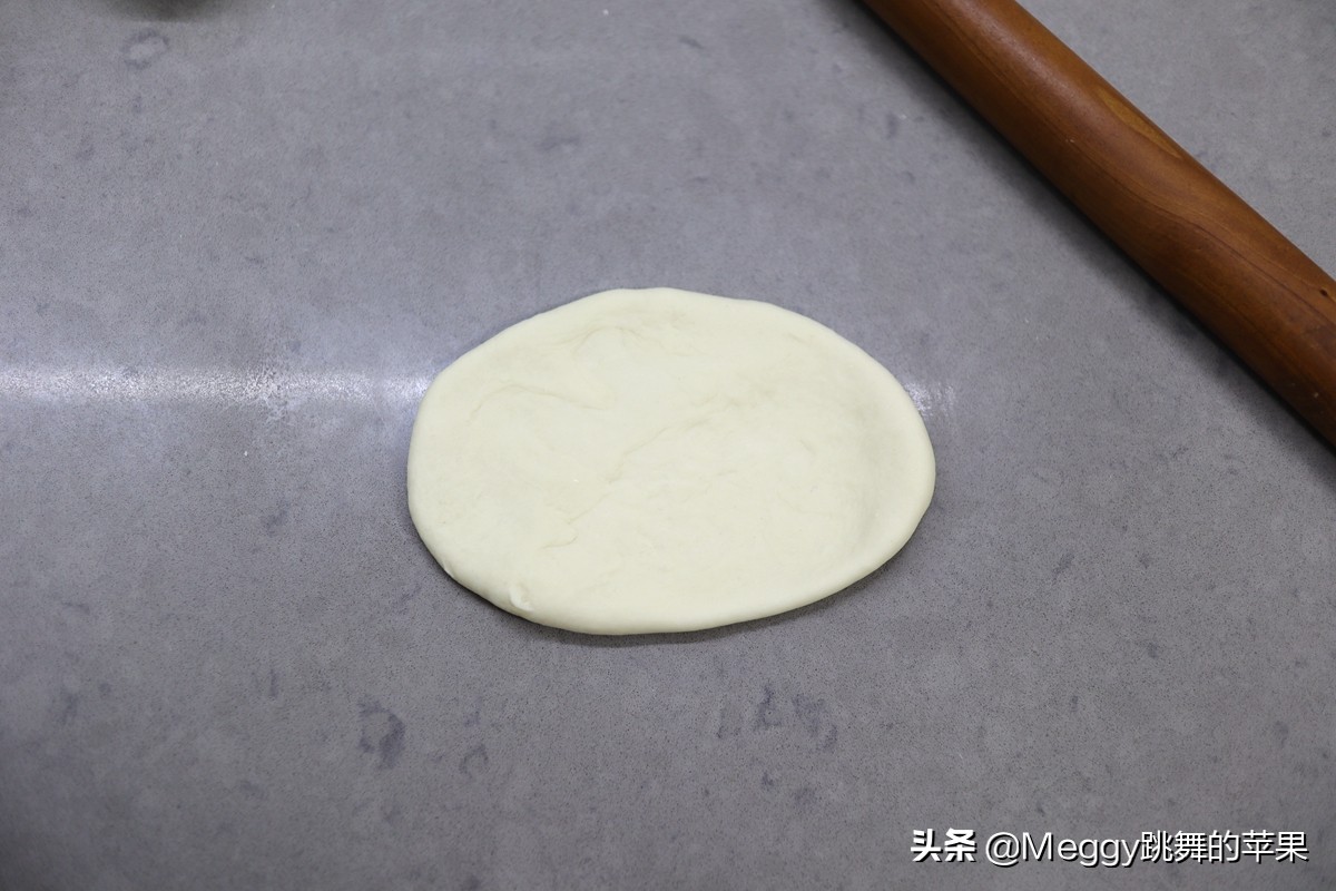 77岁老妈最爱吃的面包，口感扎实，造型美观，德国人喝啤酒必备