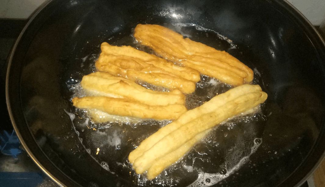 芝麻香油炸油条后油还可以吃吗,炸油条剩下的面怎么处理呢