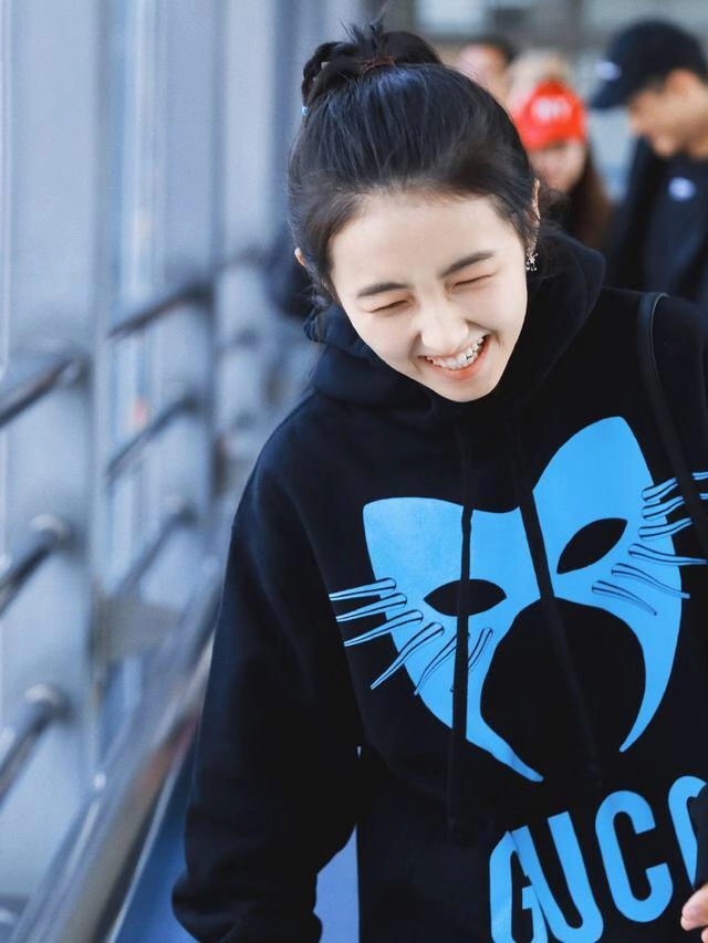 张子枫终于找对了穿衣风格,张子枫到底有多少钱