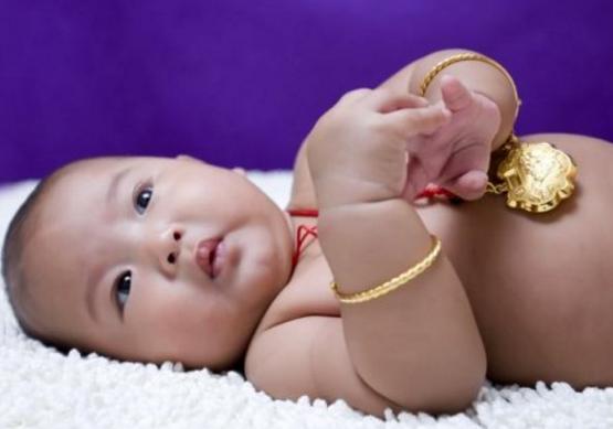 孩子百天没买长命锁,父母给孩子买长命锁怎么补救