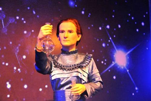 居里夫人发现镭的故事简介,居里夫人意外发现镭的故事简介