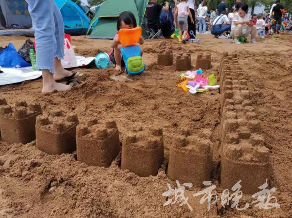 孩子们玩嗨水上乐园,南湖湿地公园儿童玩沙