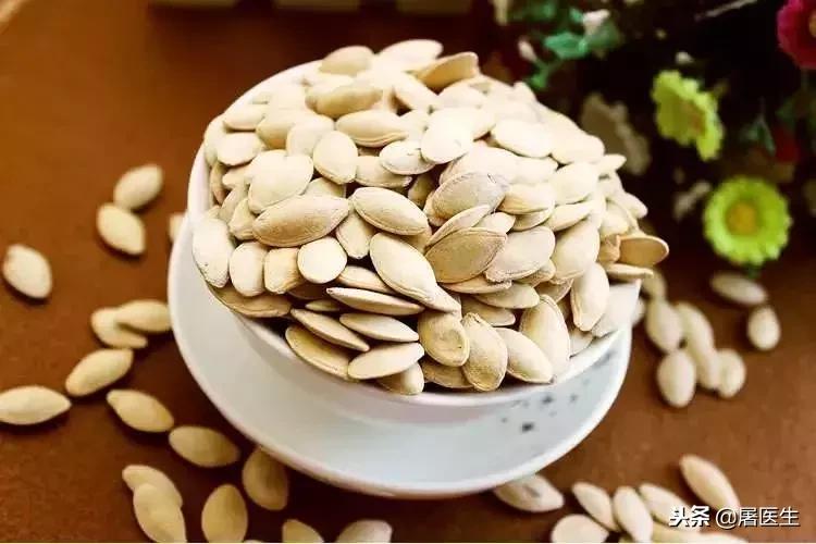 南瓜子每天吃多少有养生奇效,炒熟的南瓜子有何功效每天吃多少