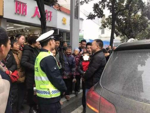 5岁女儿总喊脚疼,公交车上女儿说腿疼