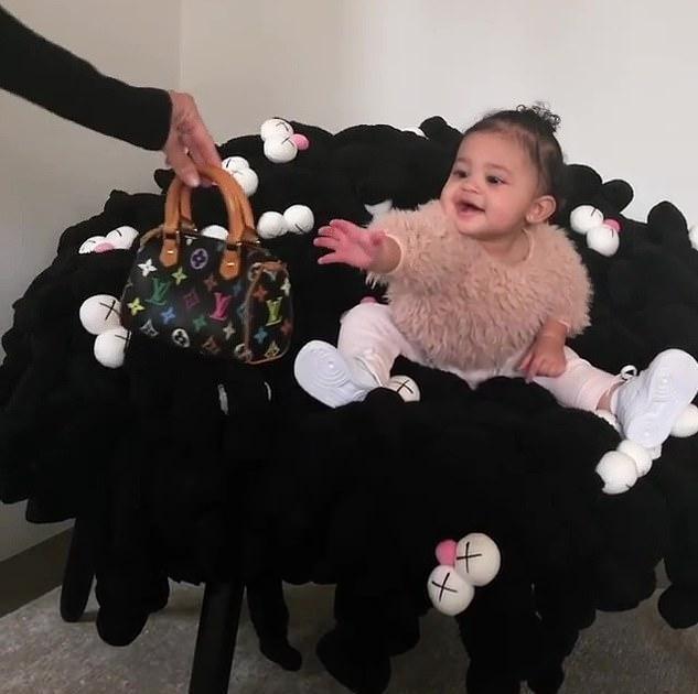 凯特王妃的包多少钱,凯特王妃夏洛特公主亲子装搭配