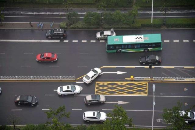 无左转信号灯路口被扣分,什么情况红绿灯路口左转会被处罚