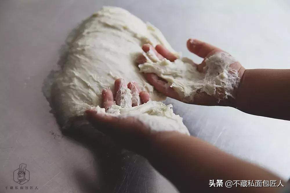 面团特别粘手怎么补救啊,发酵好的面团很粘手怎么回事