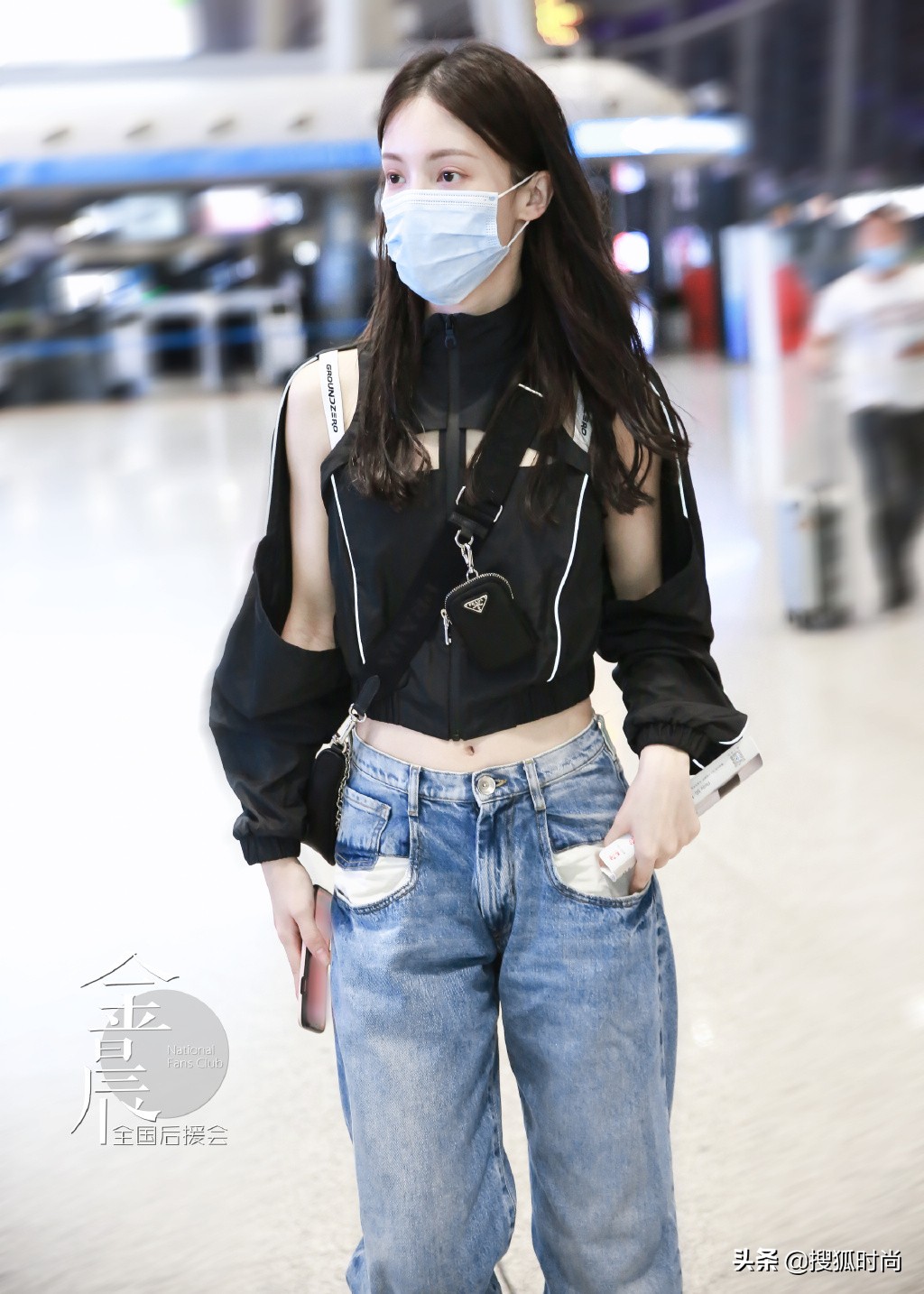 金晨红色吊带裙跳舞,金晨黑裙露背跳舞