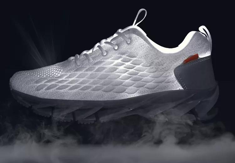 青铜价王者跑鞋！“第三代”国产刀锋鞋再升级，踩下去自动弹回来