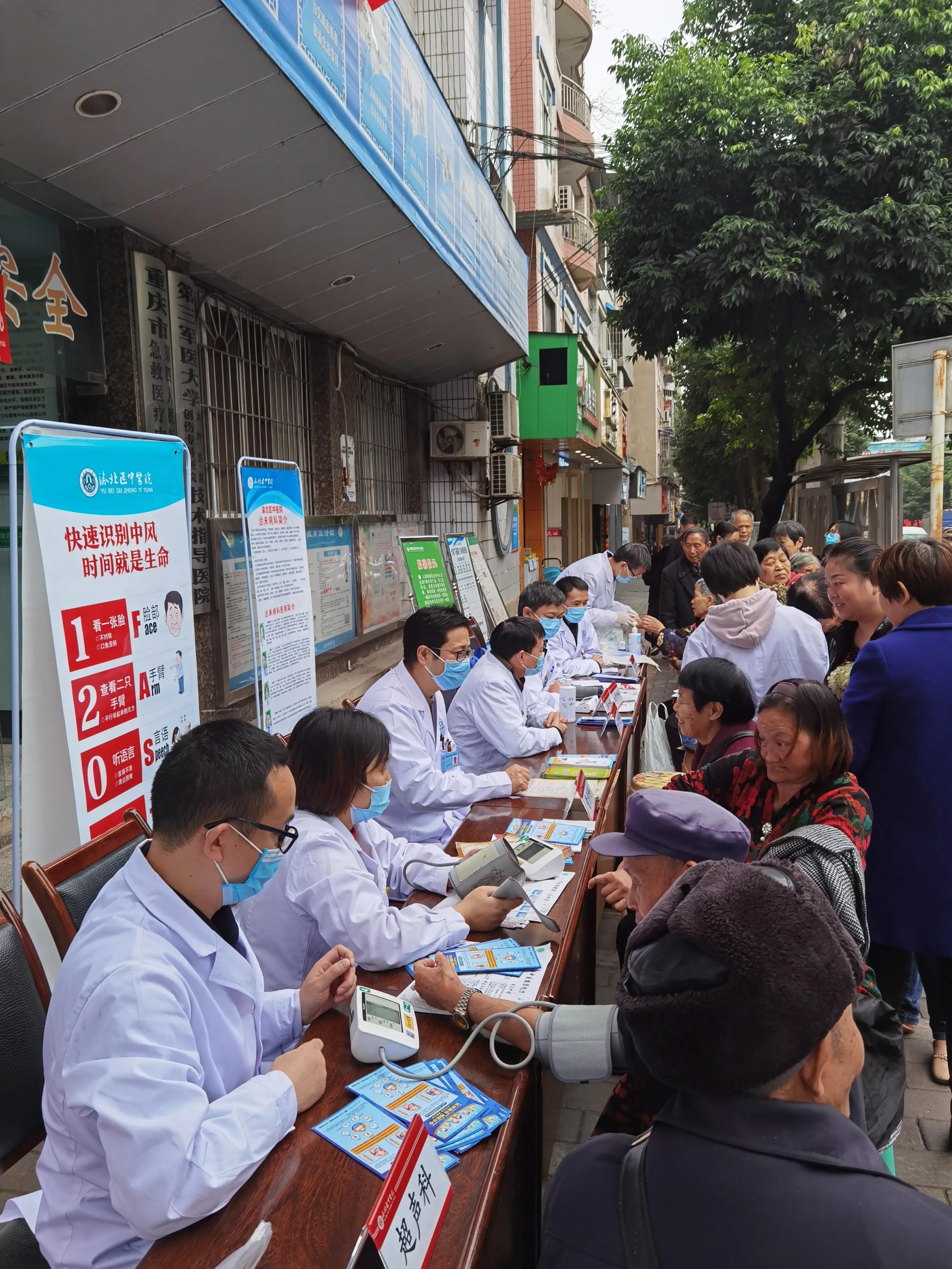 中医专家在街边摆摊义诊,医院专家回乡探亲为老乡义诊
