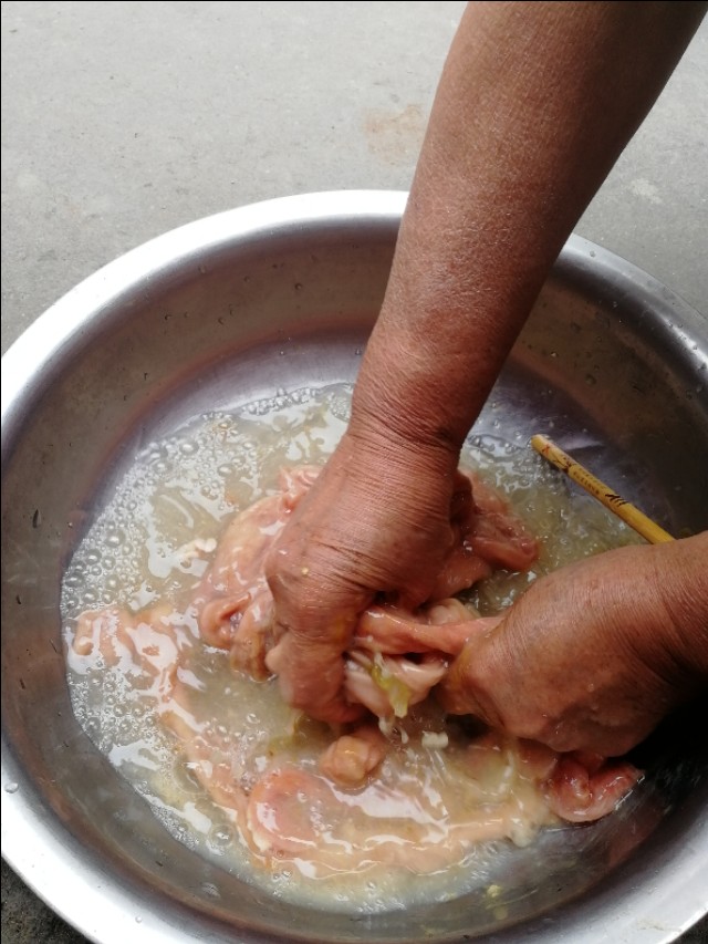 苦肠怎么吃？学*潮学**汕人这个做法，一点腥味都没有还很嫩。