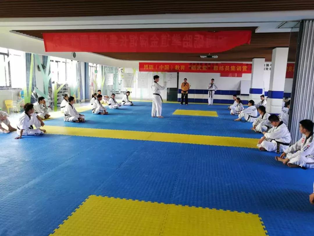 花式压腿训练,老师压腿训练