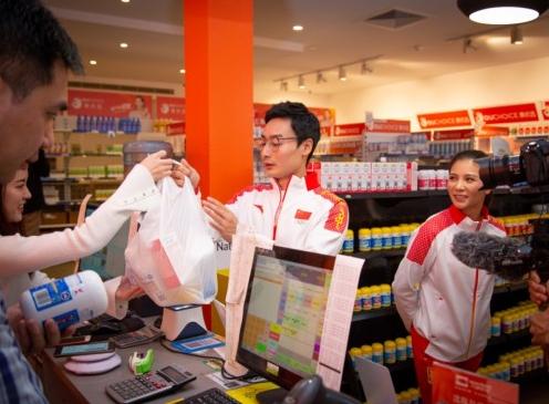 佳思敏金牌分享官何姿空降唯品会12.8周年庆