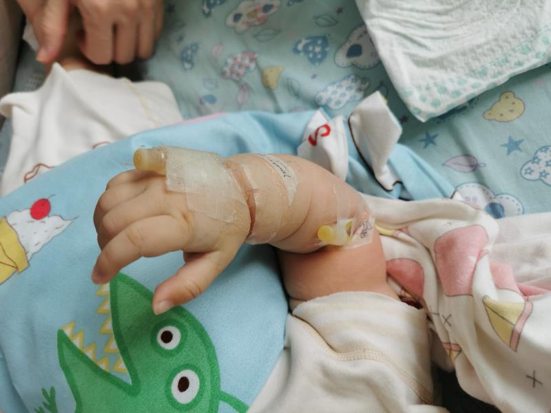 天降洗发水砸女婴后续,女婴被天降洗发水砸中