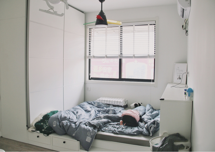 只塞得下床的小卧室，照样改成收纳大胃王