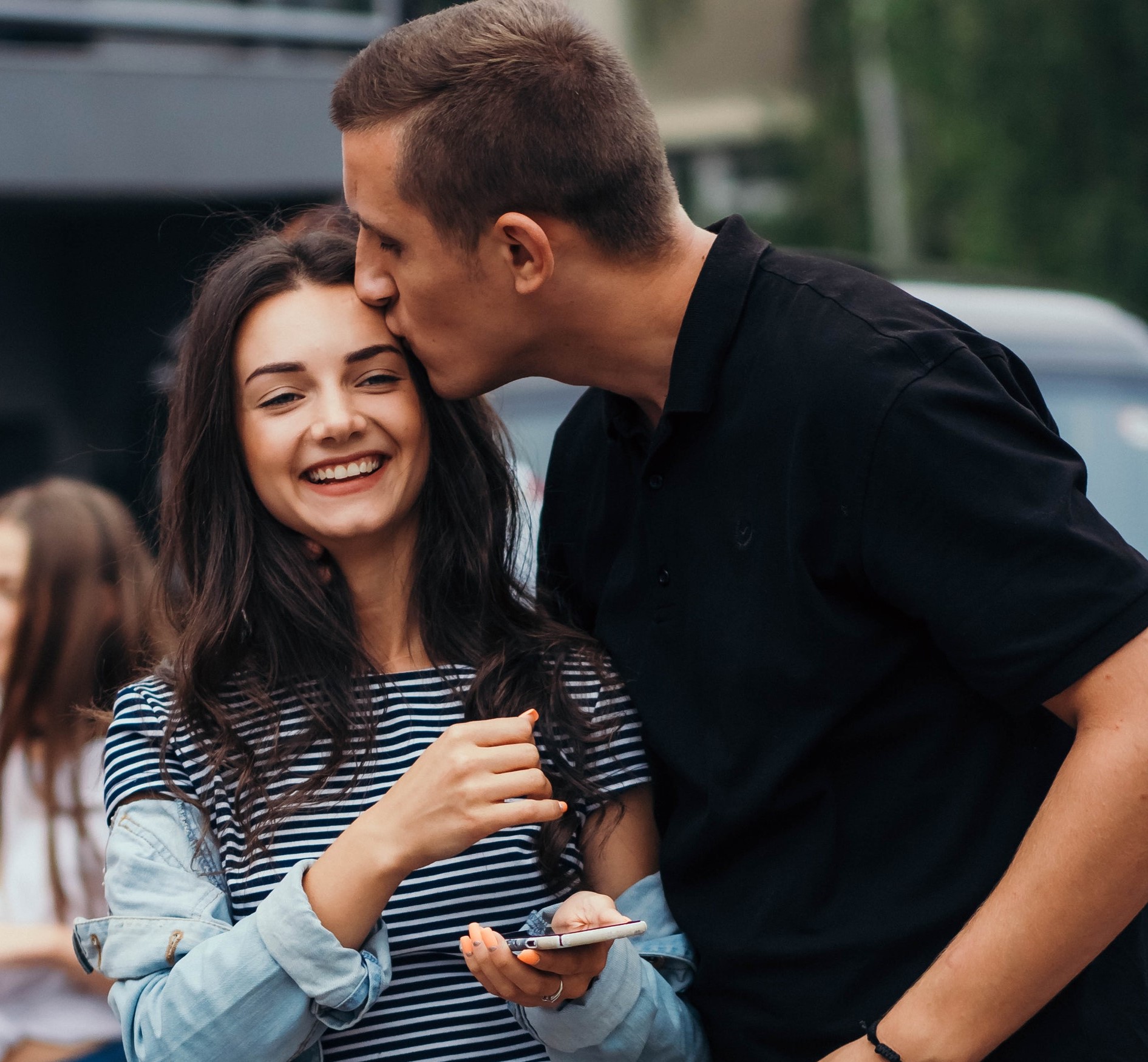 和女人相处，想要成功“搞定”她，不妨对她冷一点