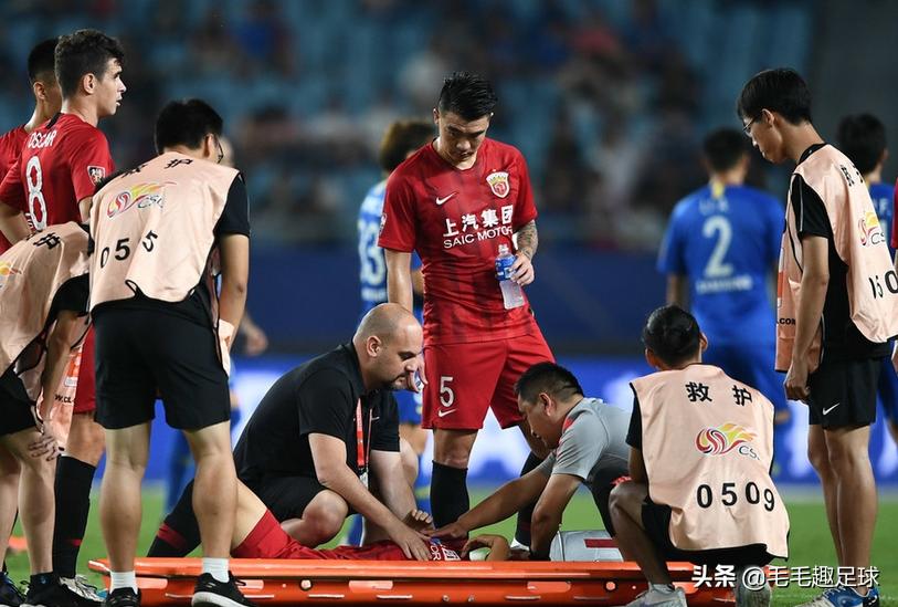 保利尼奥上港凌空抽射,中超比赛出现揪心一幕