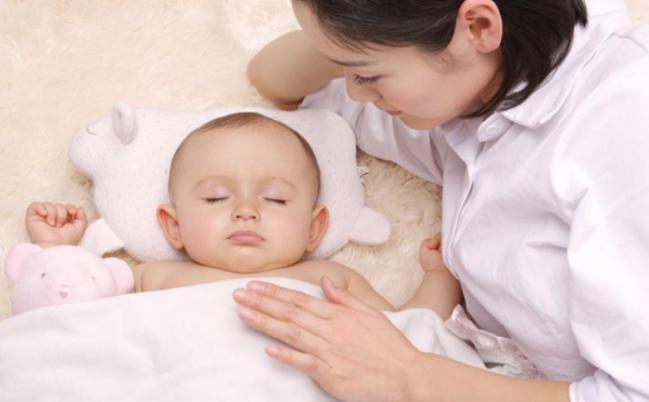 宝宝不小心跌下床怎么办,宝宝不小心掉地上发生意外