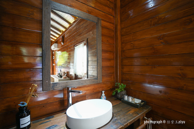 一群年轻人到三亚，摆pose，拍照