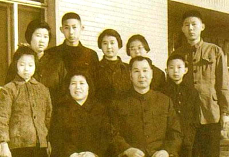 *警武**部队的第一位女将军，九一三事件后恢复自由，父亲是开国上将