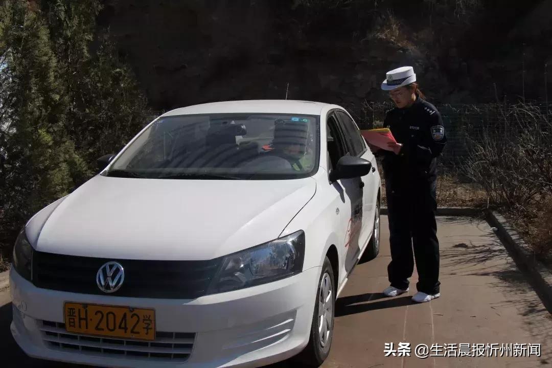 保德交警进村宣传交通安全知识,平陆大队文明交通宣传进驾校