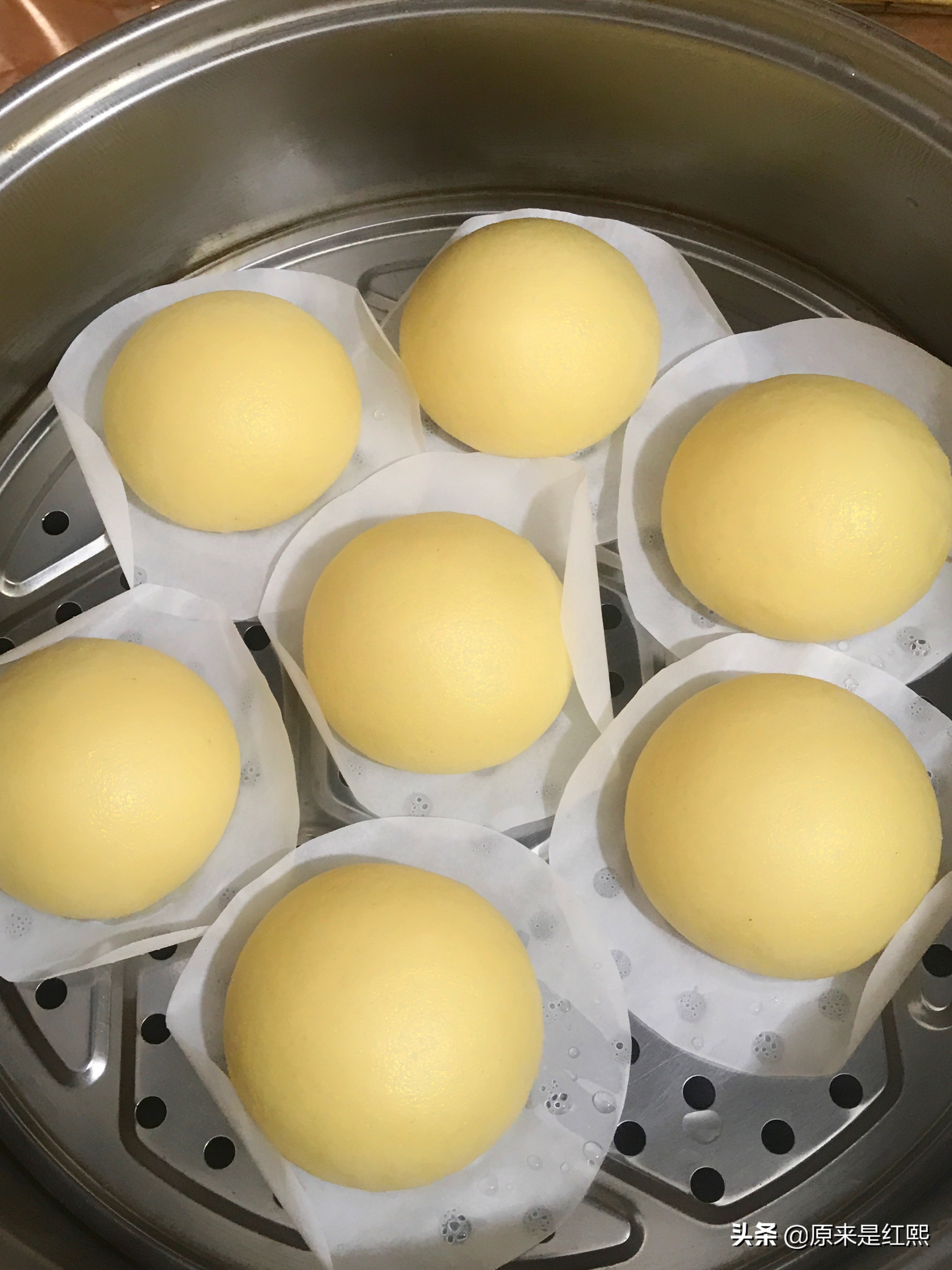 面粉做的各种不同的馒头,面粉加牛奶做出来的馒头