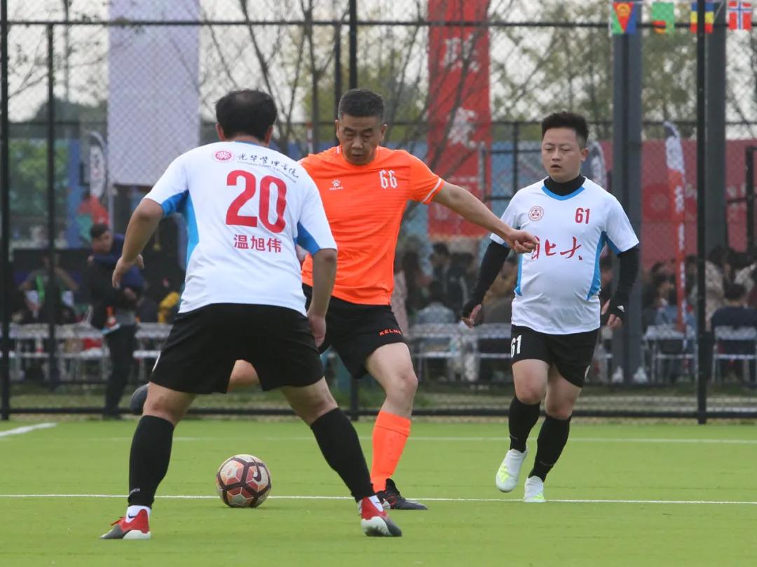 足球赛激烈角逐,一场足球比赛点面结合