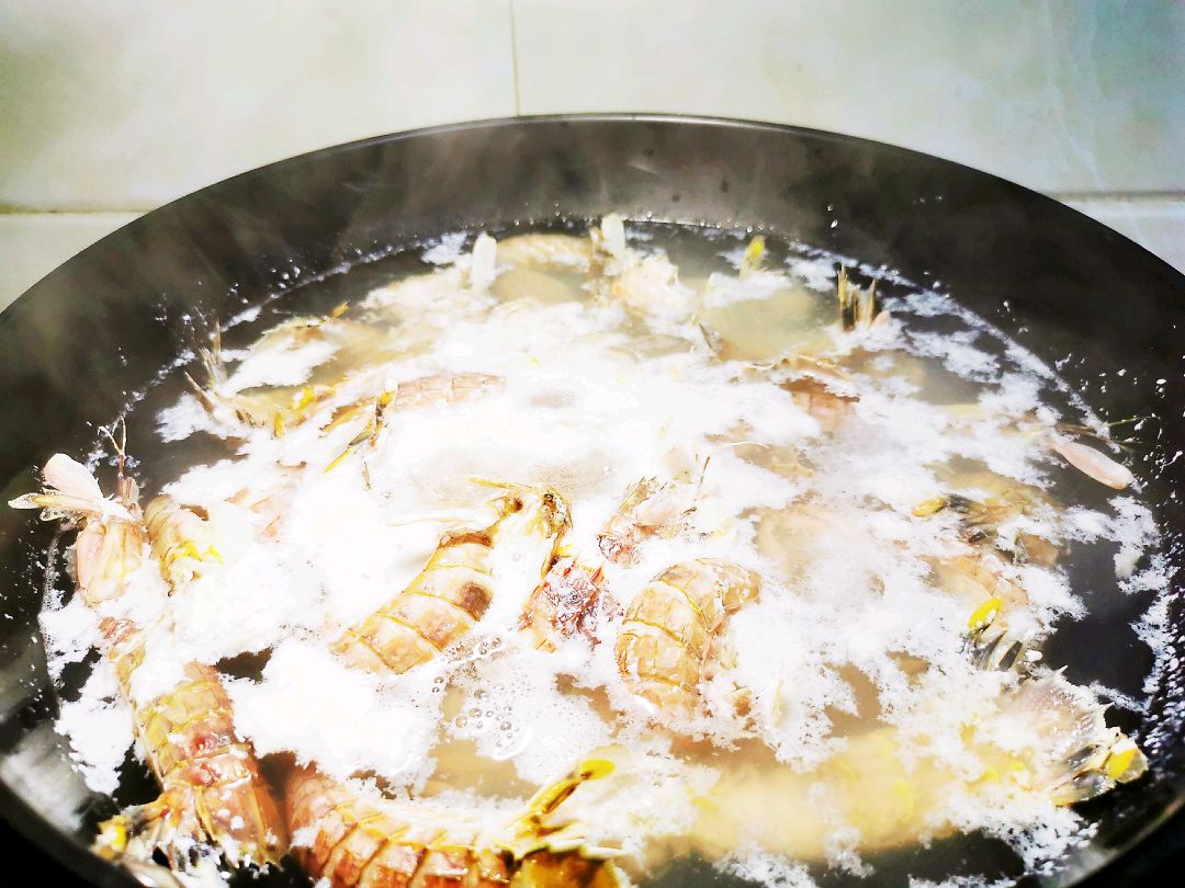 椒盐皮皮虾肉带膏,椒盐皮皮虾鲜香脆爽的做法