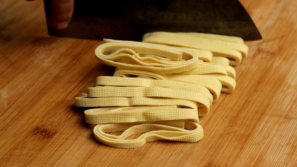 豆腐皮别再炒着吃了,豆腐皮除了和辣椒炒还能和什么炒