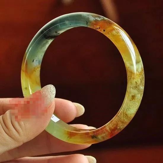 好品质的岫玉和差品质翡翠哪个好,岫玉与翡翠的鉴别方法有哪些呢