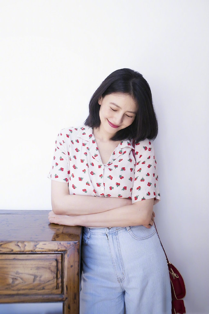 圆脸2022年减龄气质卷发发型中分,中分大圆脸女生适合的发型