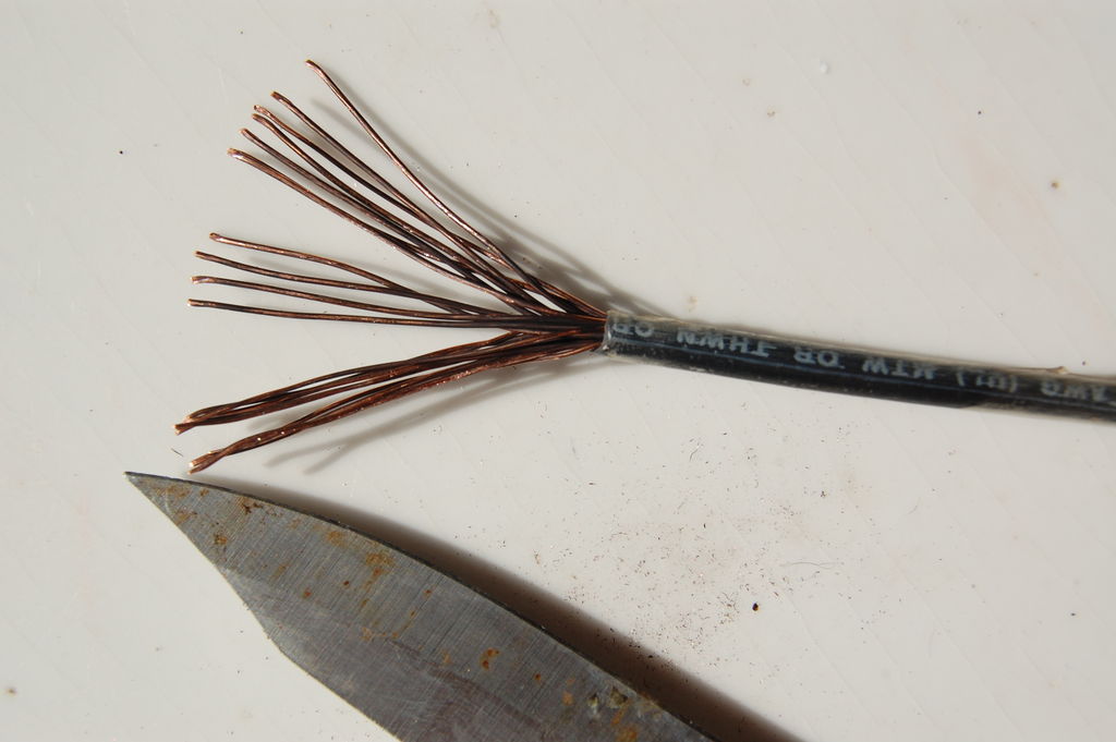 洗电线小妙招,电线脏用什么擦可以快速干净