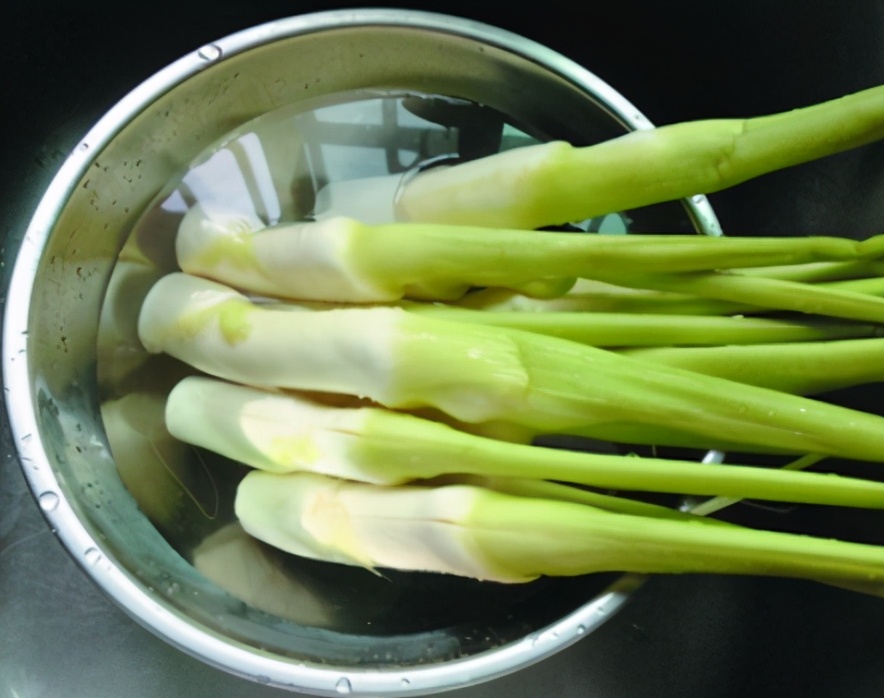 买茭白种,茭白买带皮的还是剥皮的