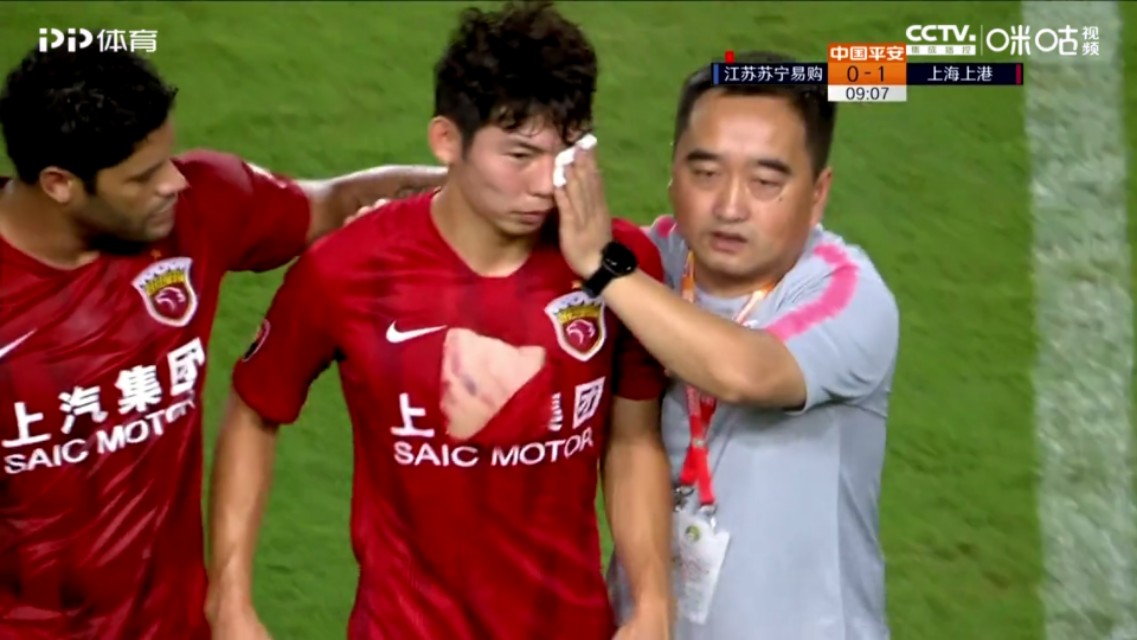 中超赛场上演罕见一幕,中超足坛高能场面