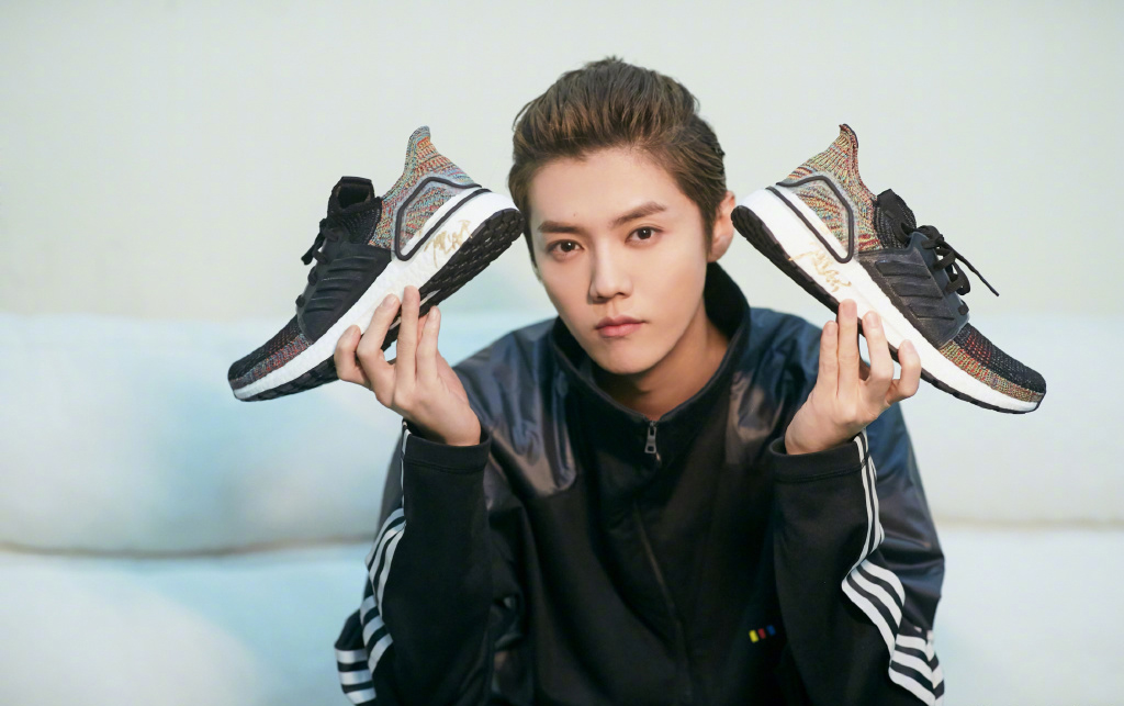 鹿晗黑色装,鹿晗白色套装满满的少年感