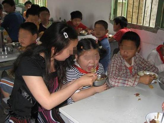 “推你一下怎么了”？熊孩子当街推孕妇，家长强势护犊子惹怒众人