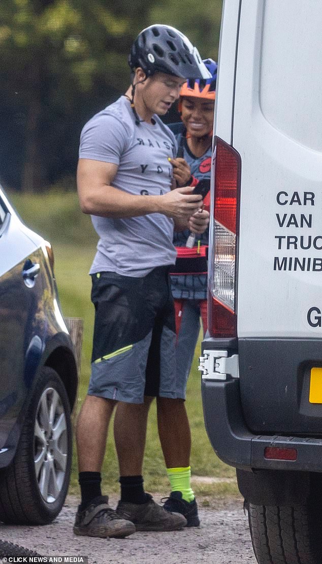 鍗℃埓鐝婃檼涓庣敺鍙嬫帴鍚荤収,鍗℃埓鐝婁笌鐨壒鑺傜洰鎺ュ惢