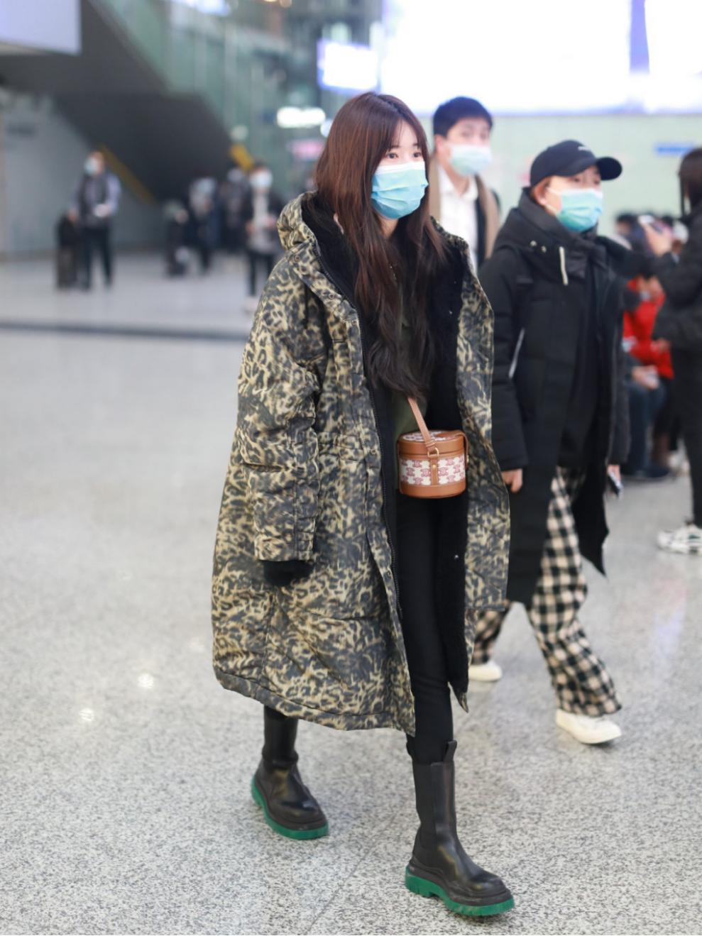 赵露思同款羽绒服2022爆款中长款,赵露思同款羽绒服