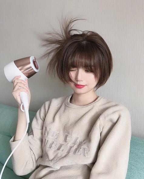 洗完头四天出油正常吗,刚洗头发怎么让头发变得很好看