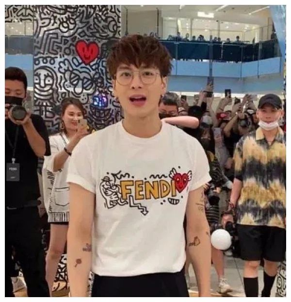 泫雅大秀身材,泫雅甜酷情侣写真