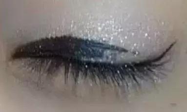 黑发淡颜适合戴的美瞳,美瞳线发蓝是不是显老