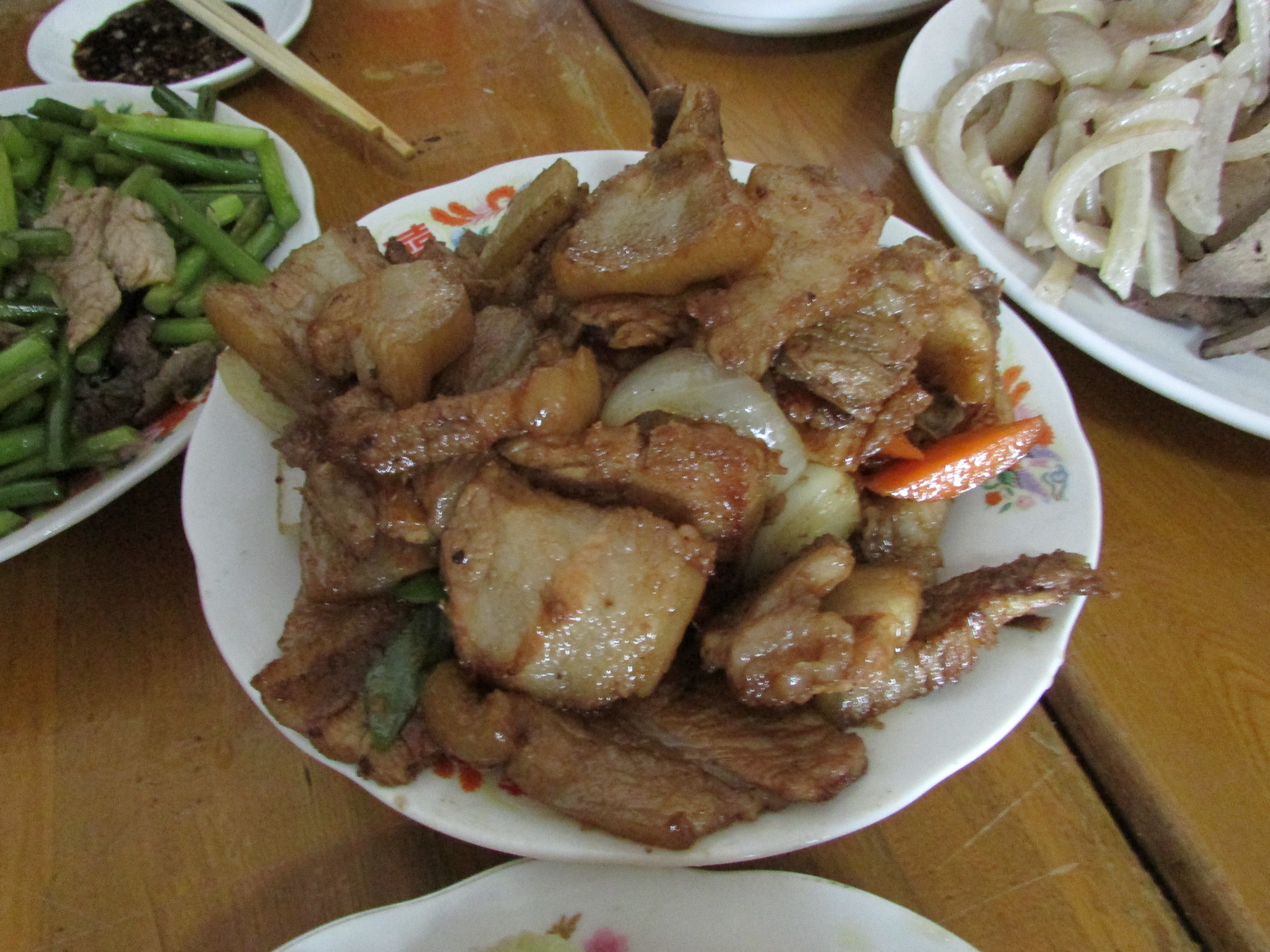 东北杀年猪来吃猪肉,老东北杀年猪